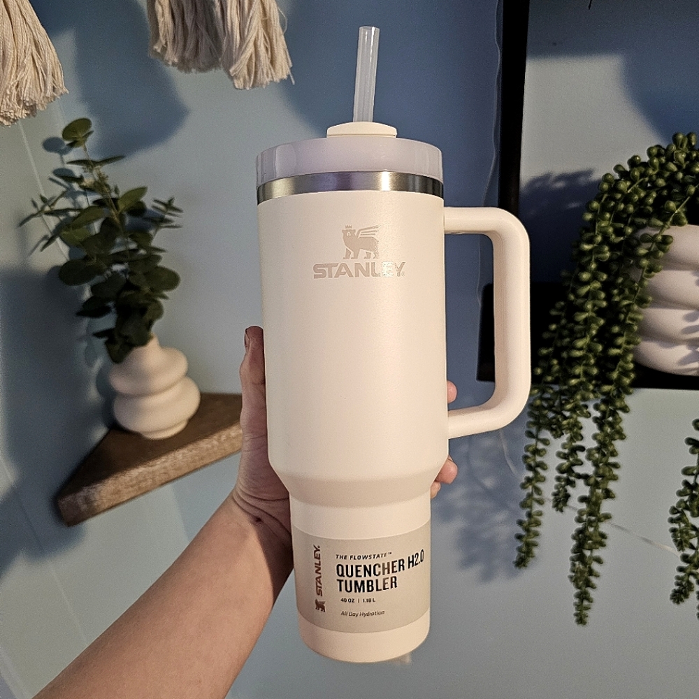 🏷NWT Stanley 40oz Quencher H2.0 Tumbler In Cream 2.0